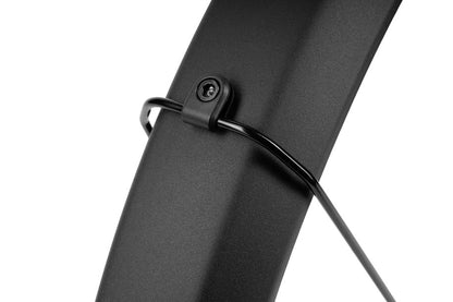 Nahaufnahme des schwarzen ACID Schutzblechset SIC 2.0 84 27,5" BB Mount mit einer Metallstrebe, die mit einer Schraube und einer Halterung befestigt ist, wie man sie an Fahrrädern im CUBE Store Göttingen findet.