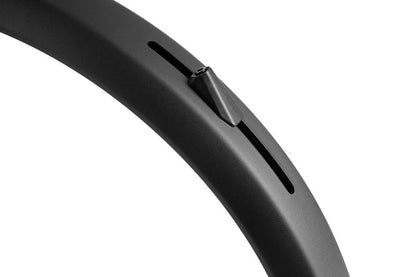 Nahaufnahme des ACID Schutzblechset SIC 2.0 84 27,5" BB Mount in mattschwarz, das sich durch ein geschwungenes Design mit schmalem Schlitz und abgewinkelter Befestigung auszeichnet - ein aerodynamisches Fahrradschutzblech-Zubehör von ACID.