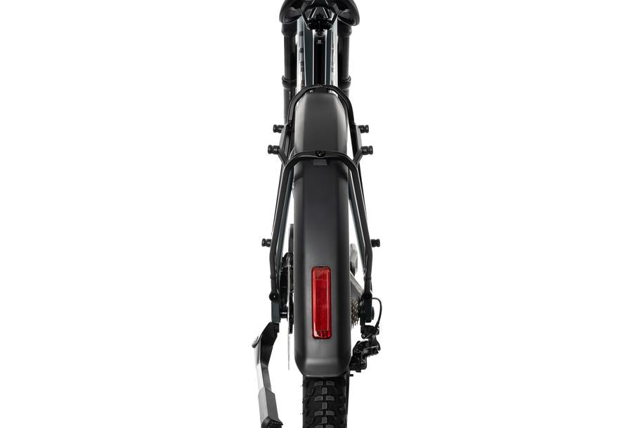 Rückansicht eines schwarzen Fahrrads mit montiertem ACID Gepäckträger SIC 2.0 RAIL black von ACID. Zu sehen sind Schutzblech, Rücklicht, Hinterreifen, Pedale, Rahmenteil und Gepäckträger zur Befestigung von Packtaschen vor weißem Hintergrund.
