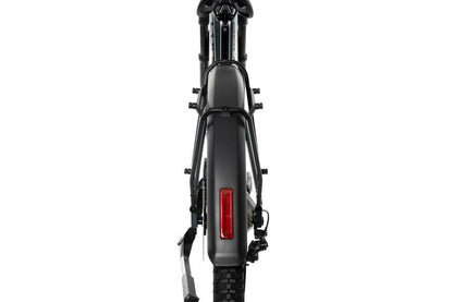 Rückansicht eines schwarzen Fahrrads mit montiertem ACID Gepäckträger SIC 2.0 RAIL black von ACID. Zu sehen sind Schutzblech, Rücklicht, Hinterreifen, Pedale, Rahmenteil und Gepäckträger zur Befestigung von Packtaschen vor weißem Hintergrund.