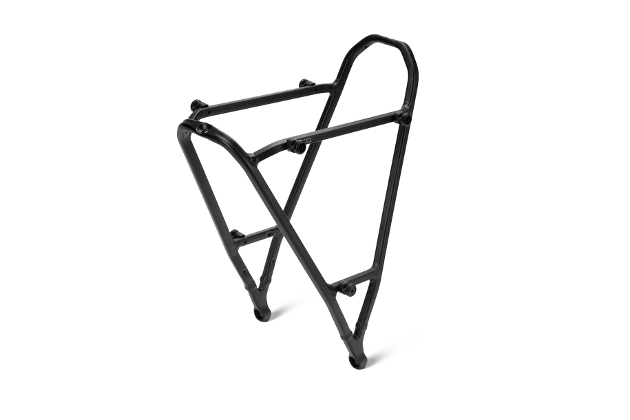 Der ACID Gepäckträger SIC 2.0 RAIL schwarz von ACID ist ein stabiler Gepäckträger für das Hinterrad mit SIC2.0-Schnittstelle und Befestigungspunkten für Packtaschen oder Gepäck, der für die Montage über dem Hinterrad konzipiert ist und auf weißem Hintergrund abgebildet ist.