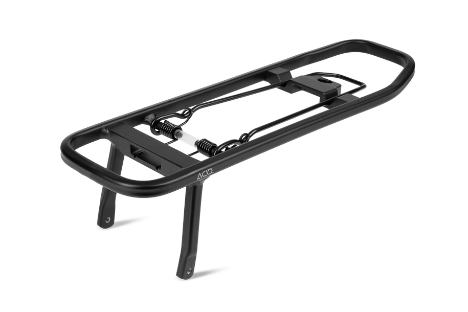 Der ACID Gepäckträgeraufsatz SIC 2.0 TOP RAIL von ACID ist ein schwarzer Gepäckträger mit gefederten Klemmen, zwei Stützbeinen und einem offenen rechteckigen Rahmen, dargestellt auf weißem Hintergrund.