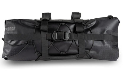 Die ACID Lenkertasche PACK PRO 15 schwarz ist eine zylindrische Lenkertasche mit verstellbaren Riemen, Schnallen und Bungee-Kordeln - ideal für den Transport von Ausrüstung auf Bikepacking-Touren in Göttingen oder bei Erkundungstouren durch das malerische Niedersachsen.