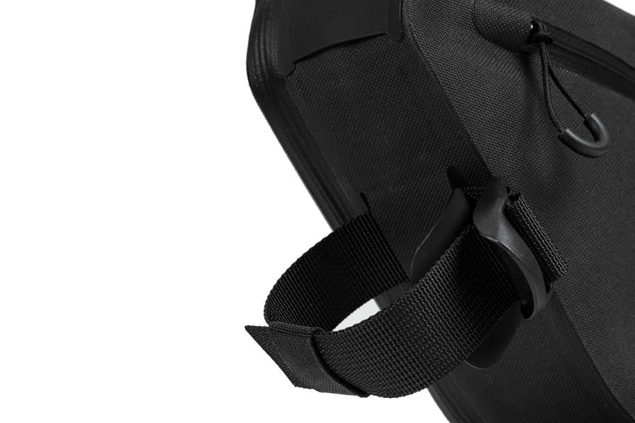 Nahaufnahme der ACID Rahmentasche PACK PRO 3 black von ACID, die den strapazierfähigen schwarzen Gurt, die Kunststoffschnalle, das Reißverschlussfach, das strukturierte Gewebe und die MOLLE-System-Details vor einem weißen Hintergrund zeigt.