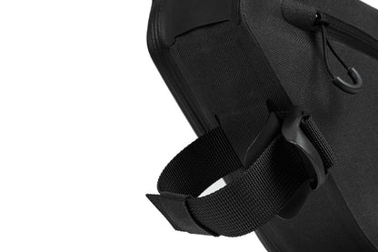 Nahaufnahme der ACID Rahmentasche PACK PRO 3 black von ACID, die den strapazierfähigen schwarzen Gurt, die Kunststoffschnalle, das Reißverschlussfach, das strukturierte Gewebe und die MOLLE-System-Details vor einem weißen Hintergrund zeigt.