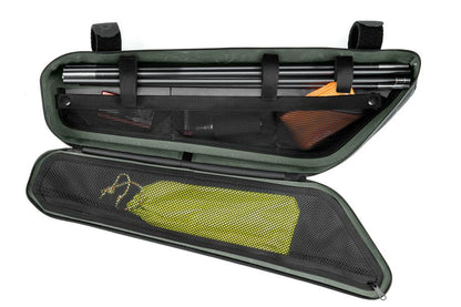 Die ACID Rahmentasche PACK PRO 3 grün, eine dreieckige Fahrradtasche mit Reißverschluss von ACID, verfügt über Netztaschen und bietet Platz für Metallstangen, ein orangefarbenes Werkzeug und einen gefalteten gelben Gegenstand - alles sichtbar und leicht zugänglich, wenn sie geöffnet ist.