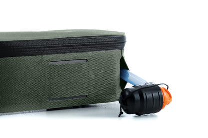 Eine Nahaufnahme der ACID Rahmentasche PACK PRO 2 grün von ACID mit schwarzem Reißverschluss, teilweise geöffnet, um einen blauen tragbaren Wasserfilter zu zeigen - ideal für Bikepacking-Abenteuer.