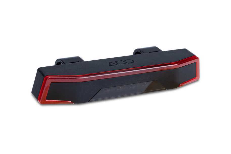 Das ACID E-Bike Gepäckträgerrücklicht PRO-E HPP schwarz BES3 ist ein schlankes, schwarz-rotes, rechteckiges Rücklicht mit oberen Halterungen und dem ACID-Logo. StVZO-geprüft für Sicherheit und Konformität.