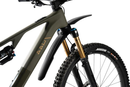Nahaufnahme eines ACID Steckschutzblechs VANE PRO 27,5-29" von ACID an einem Mountainbike mit Gabel, Reifen, Rahmen und Lenker vor weißem Hintergrund; ideal für Trails in der Nähe von Goslar oder Göttingen in Niedersachsen.