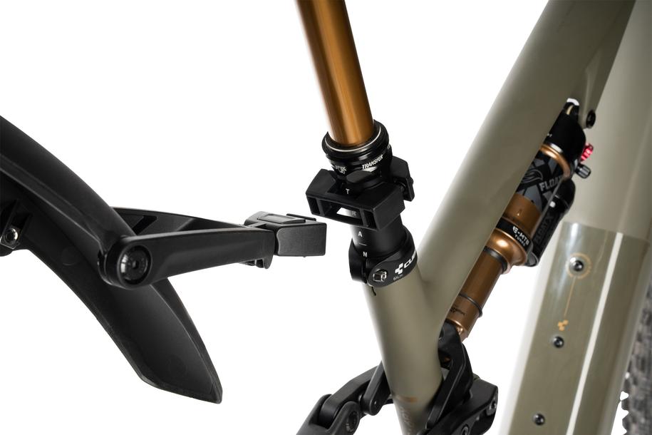 Nahaufnahme eines Mountainbike-Rahmens im CUBE Store Hildesheim mit Sitzrohr, Goldschaft-Sattelstütze, Hinterbaukomponenten und einem ACID Steckschutzblech VANE PRO 27,5-29" CLICK Hinterradschutzblech von ACID.