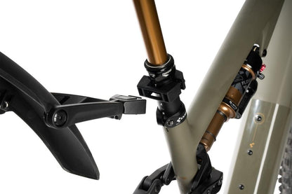 Nahaufnahme eines Mountainbike-Rahmens im CUBE Store Hildesheim mit Sitzrohr, Goldschaft-Sattelstütze, Hinterbaukomponenten und einem ACID Steckschutzblech VANE PRO 27,5-29" CLICK Hinterradschutzblech von ACID.