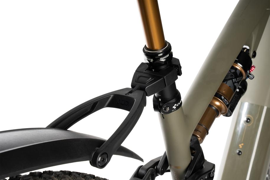 Nahaufnahme eines Mountainbike-Rahmens in Niedersachsen mit dem ACID Steckschutzblech VANE PRO 27,5-29" CLICK hinten schwarz, mit sichtbarer Hinterradfederung und Sattelstütze.