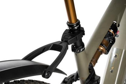 Nahaufnahme eines Mountainbike-Rahmens in Niedersachsen mit dem ACID Steckschutzblech VANE PRO 27,5-29" CLICK hinten schwarz, mit sichtbarer Hinterradfederung und Sattelstütze.