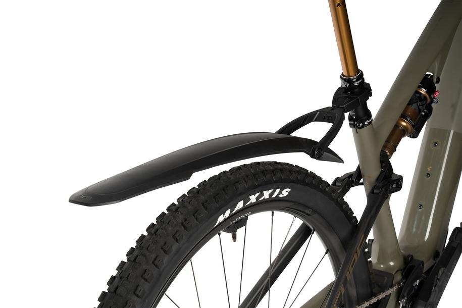 Nahaufnahme eines Mountainbike-Hinterradreifens mit ACID Steckschutzblech VANE PRO 27,5-29" CLICK schwarzes Schutzblech für Schlammschutz. Der grüne Rahmen mit Hinterradfederung deutet auf Premiumqualität hin - ähnliche Modelle finden Sie im CUBE Store Hildesheim und Göttingen.