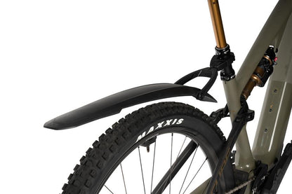 Nahaufnahme eines Mountainbike-Hinterradreifens mit ACID Steckschutzblech VANE PRO 27,5-29" CLICK schwarzes Schutzblech für Schlammschutz. Der grüne Rahmen mit Hinterradfederung deutet auf Premiumqualität hin - ähnliche Modelle finden Sie im CUBE Store Hildesheim und Göttingen.