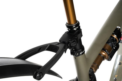 Nahaufnahme des ACID Steckschutzblechs VANE PRO 27,5-29" RATCHET hinten black'n'grey, das eine goldene Sattelstütze, einen schwarzen Verstellhebel und einen Teil des Rahmens zeigt. Aufgenommen im CUBE Store Hildesheim vor weißem Hintergrund.