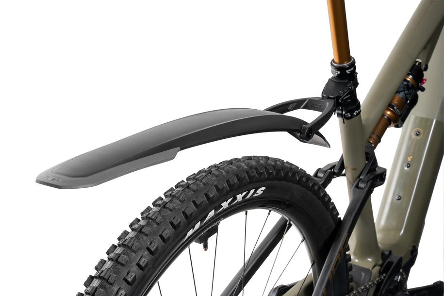 Nahaufnahme des ACID Steckschutzblechs VANE PRO 27,5-29" RATCHET in black'n'grey, das in Göttingen an Hinterrad und Rahmen eines Mountainbikes angebracht ist und vor Schlamm und Dreck schützt.