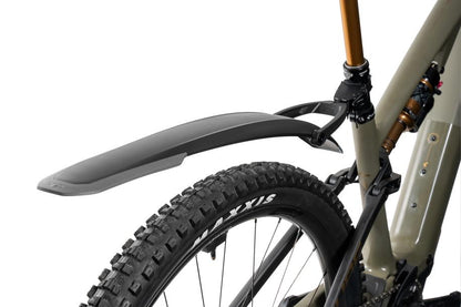 Nahaufnahme des ACID Steckschutzblechs VANE PRO 27,5-29" RATCHET in black'n'grey, das in Göttingen an Hinterrad und Rahmen eines Mountainbikes angebracht ist und vor Schlamm und Dreck schützt.