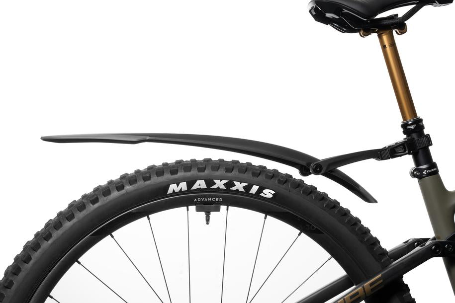 Eine Nahaufnahme des Hinterrads eines Mountainbikes mit einem Maxxis-Reifen und einem ACID Steckschutzblech VANE PRO 27,5-29" RATCHET hinten black'n'grey, aufgenommen vor weißem Hintergrund in einem CUBE Store bei Göttingen.