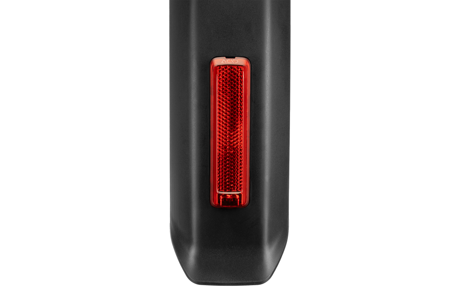 Nahaufnahme eines ACID E-Bike Schutzblechrücklichts PRO-E SIC 2.0 Brake BES3 schwarz (Bosch Smart System) mit vertikalem roten Reflektor - ideales Rücklicht für CUBE E-Bike Schutzbleche und Beleuchtungssysteme.