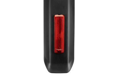 Nahaufnahme eines ACID E-Bike Schutzblechrücklichts PRO-E SIC 2.0 Brake BES3 schwarz (Bosch Smart System) mit vertikalem roten Reflektor - ideales Rücklicht für CUBE E-Bike Schutzbleche und Beleuchtungssysteme.