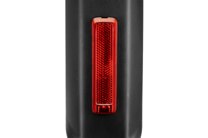 Eine Nahaufnahme des ACID E-Bike Schutzblechrücklichts PRO-E SIC 2.0 Brake BES3 black (Bosch Smart System), das sicher an einem schwarzen Fahrradrahmen montiert ist und die zuverlässige Beleuchtungsintegration von ACID für E-Bikes demonstriert.