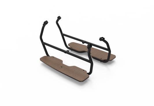 Das CUBE Trittbrett Set Longtail black von CUBE besteht aus zwei parallel angeordneten schwarzen Aluminiumrahmen mit Holzbrettern, made in Germany, auf weißem Grund, die eine sichere Standplattform für Fahrzeuge bieten.
