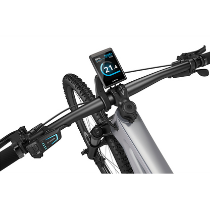 Nahaufnahme des Bosch Display Kiox 500 (BHU3700) schwarz von Bosch am Lenker eines Fahrrads, das auf seinem hellen TFT-Display einen Akkustand von 80 %, eine Geschwindigkeit von 21,4 km/h und den Modus "Tour" anzeigt. Das Fahrrad hat ein schlankes, modernes Design.