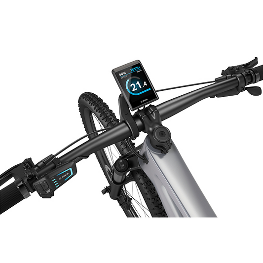 Nahaufnahme des Bosch Display Kiox 500 (BHU3700) schwarz von Bosch am Lenker eines Fahrrads, das auf seinem hellen TFT-Display einen Akkustand von 80 %, eine Geschwindigkeit von 21,4 km/h und den Modus "Tour" anzeigt. Das Fahrrad hat ein schlankes, modernes Design.