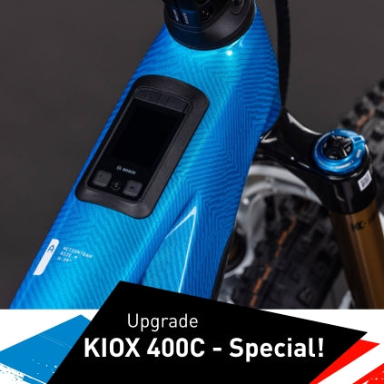 Nahaufnahme eines CUBE Stereo Hybrid One44 HPC Rahmens mit dem Bosch Kiox 400c Display Bundle für CUBE Bikes aus dem CUBE Store Göttingen. Ein fettes Banner am unteren Rand lautet: "Upgrade KIOX 400C - Special!".
