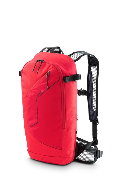 Der CUBE Rucksack PURE TEN Red von Cube mit schwarzen, verstellbaren Schultergurten mit Natural Fit Rückensystem, Netzpolsterung, mehreren Reißverschlüssen und seitlichen Schnallen steht aufrecht vor einem schlichten weißen Hintergrund.