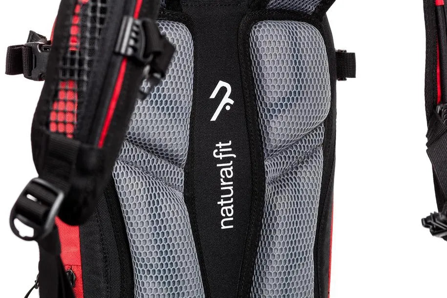 Nahaufnahme des gepolsterten Rückenteils des CUBE Rucksack PURE TEN Red mit grauem Mesh, schwarzem Rand und weißem Aufdruck "naturalfit", der das Natural Fit Rückensystem von Cube hervorhebt. Die Schultergurte haben rote und schwarze Details.