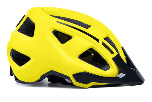 Der Cube CUBE Helm FLEET gelb / All Terrain Helm, in leuchtendem Gelb und Schwarz, verfügt über mehrere Belüftungsöffnungen und eine In-Mold-Konstruktion, hier von der Seite vor einem weißen Hintergrund.