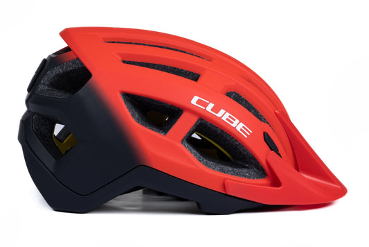 Der CUBE Helm OFFPATH rot ist ein leuchtend rot-schwarzer MTB-Rennhelm von Cube mit Lüftungsschlitzen, Double-In-Mould-Konstruktion und weißem CUBE"-Aufdruck auf der Seite vor weißem Hintergrund.