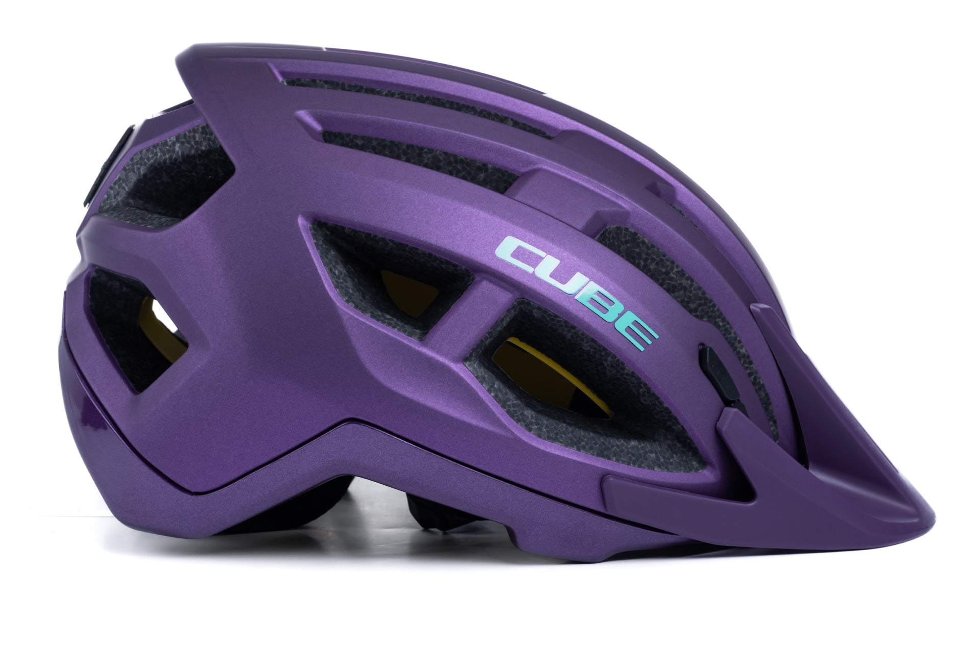Der von der Seite gezeigte Cube Helm OFFPATH purple MTB Race Helm von Cube verfügt über mehrere Belüftungslöcher, ein Visier, eine Double-In-Mould-Konstruktion und eine teilweise sichtbare Innenpolsterung mit Verstellsystem.