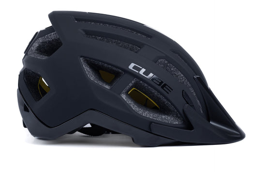 Der CUBE Helm OFFPATH black von Cube ist ein MTB-Rennhelm mit Double-In-Mould-Konstruktion, mehreren Belüftungslöchern, einem Frontvisier und einem aerodynamischen Design, dargestellt in der Seitenansicht.