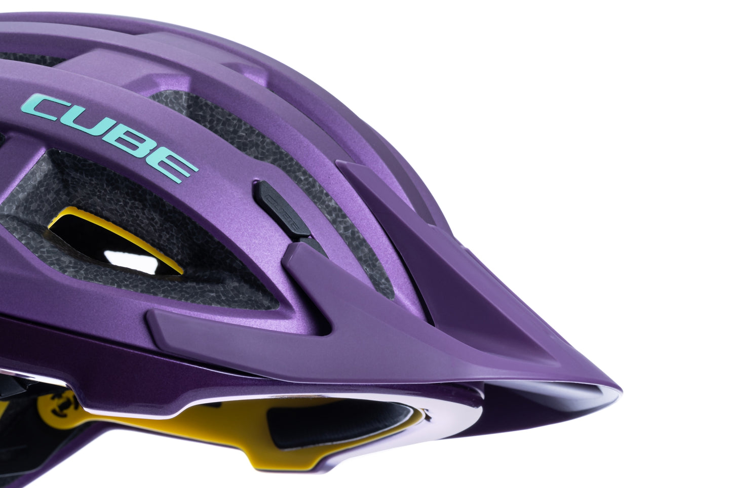 Nahaufnahme des Cube CUBE Helm OFFPATH lila / MTB Race Helm mit Visier, Double-In-Mould-Konstruktion und detaillierter Innenpolsterung, vor einem weißen Hintergrund.