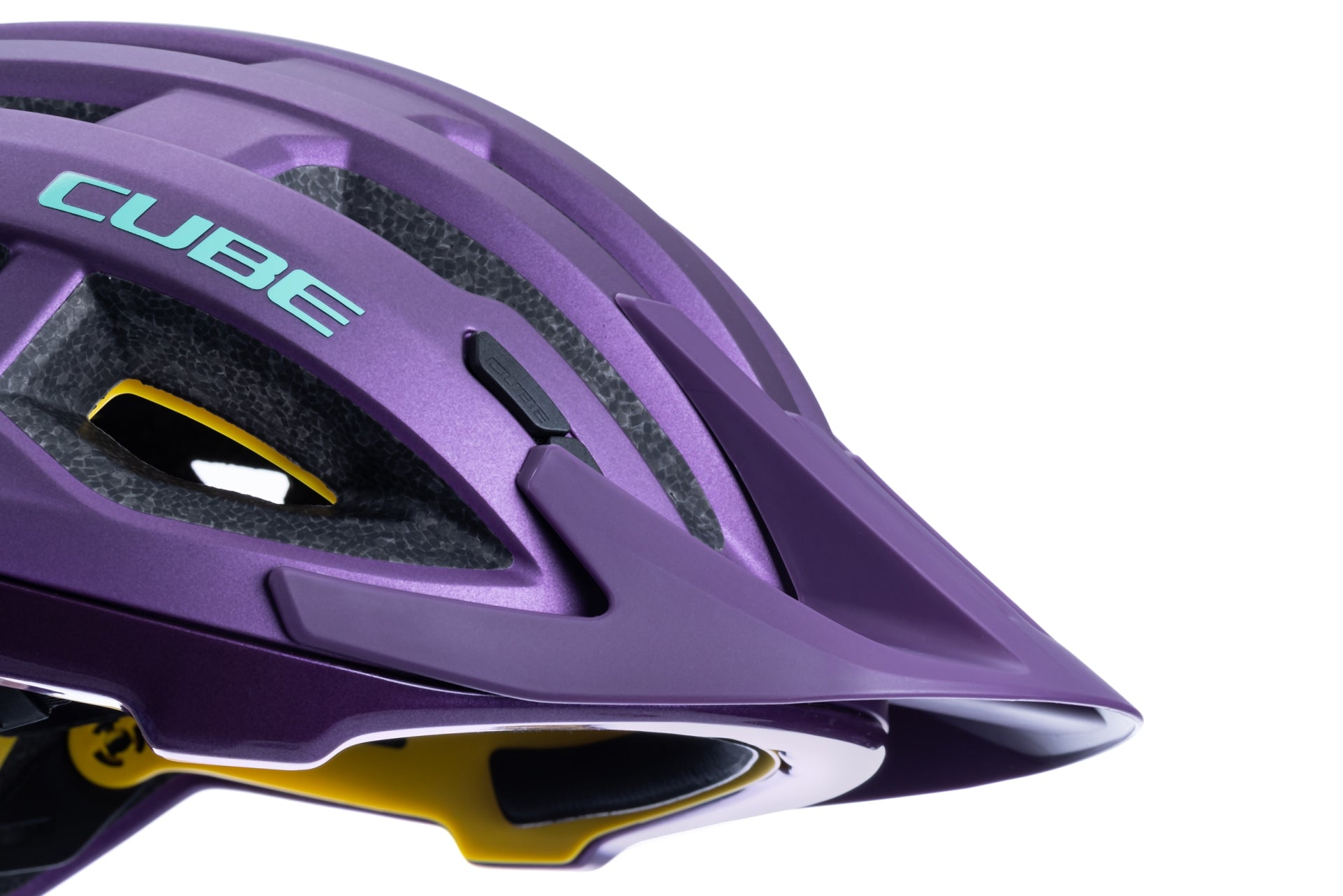 Nahaufnahme des Cube CUBE Helm OFFPATH lila / MTB Race Helm mit Visier, Double-In-Mould-Konstruktion und detaillierter Innenpolsterung, vor einem weißen Hintergrund.