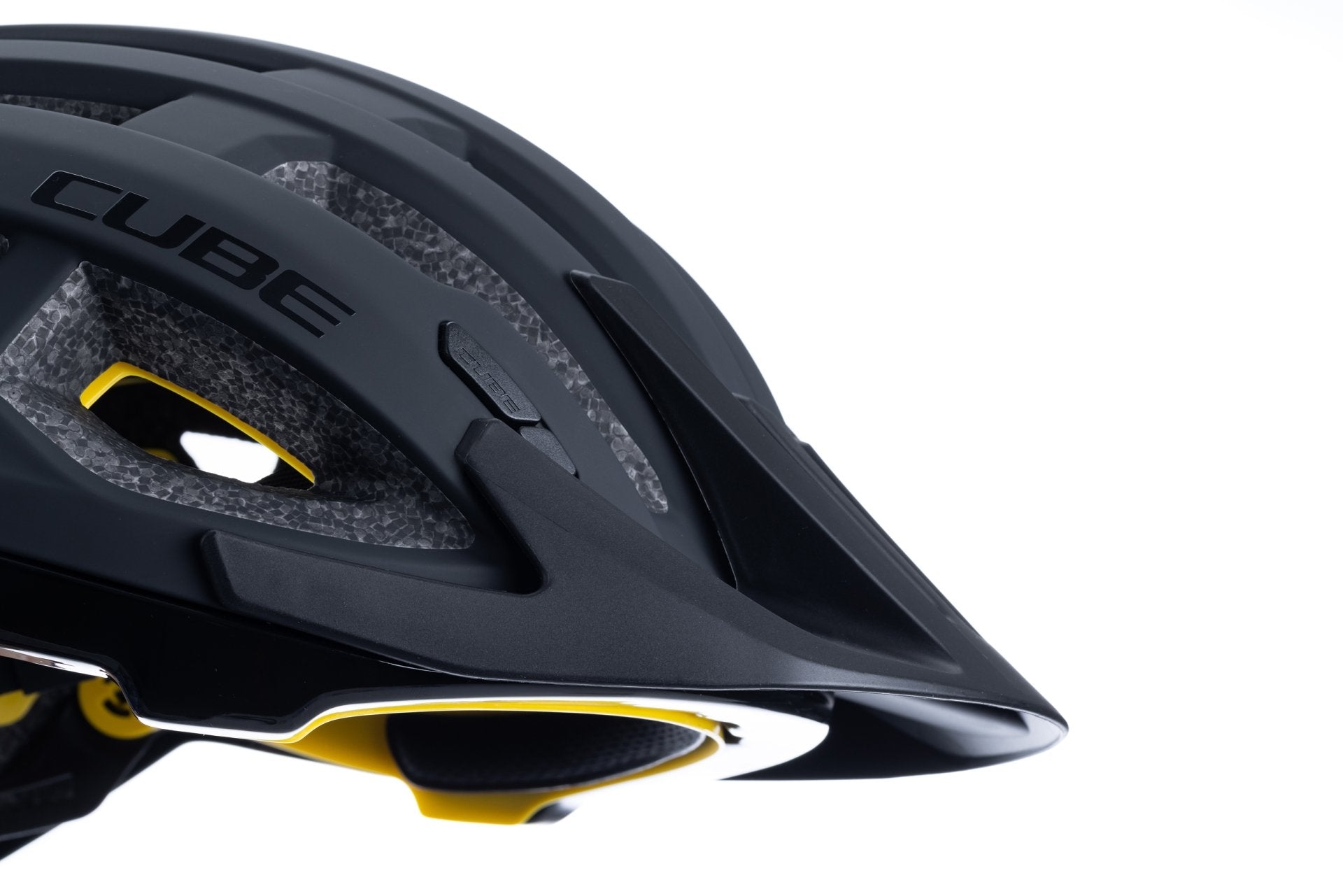 Nahaufnahme des CUBE Helm OFFPATH schwarz / MTB Race Helm von Cube, die das detaillierte Design, die Belüftungsöffnungen, die Double-In-Mould-Konstruktion und die strukturierte Innenpolsterung vor einem weißen Hintergrund hervorhebt.