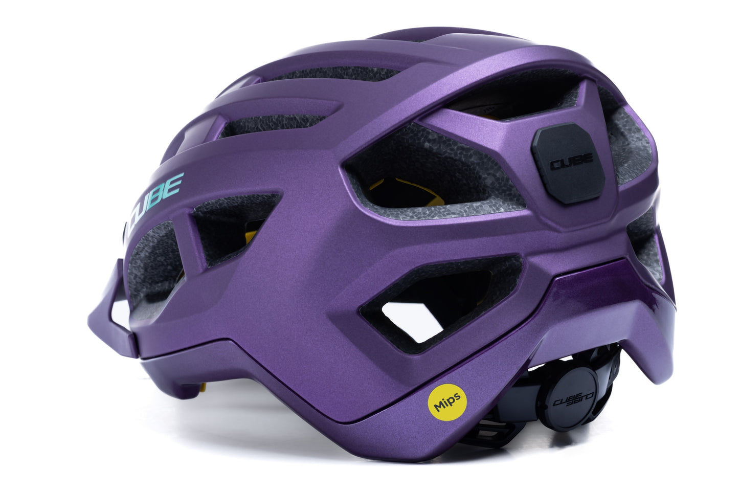 Der Cube CUBE Helm OFFPATH lila / MTB Race Helm verfügt über kantige Belüftungsöffnungen, ein schwarzes hinteres Einstellrad, eine Double-In-Mould-Konstruktion und einen kleinen gelben MIPS-Aufkleber am unteren Rücken für erweiterten Schutz.