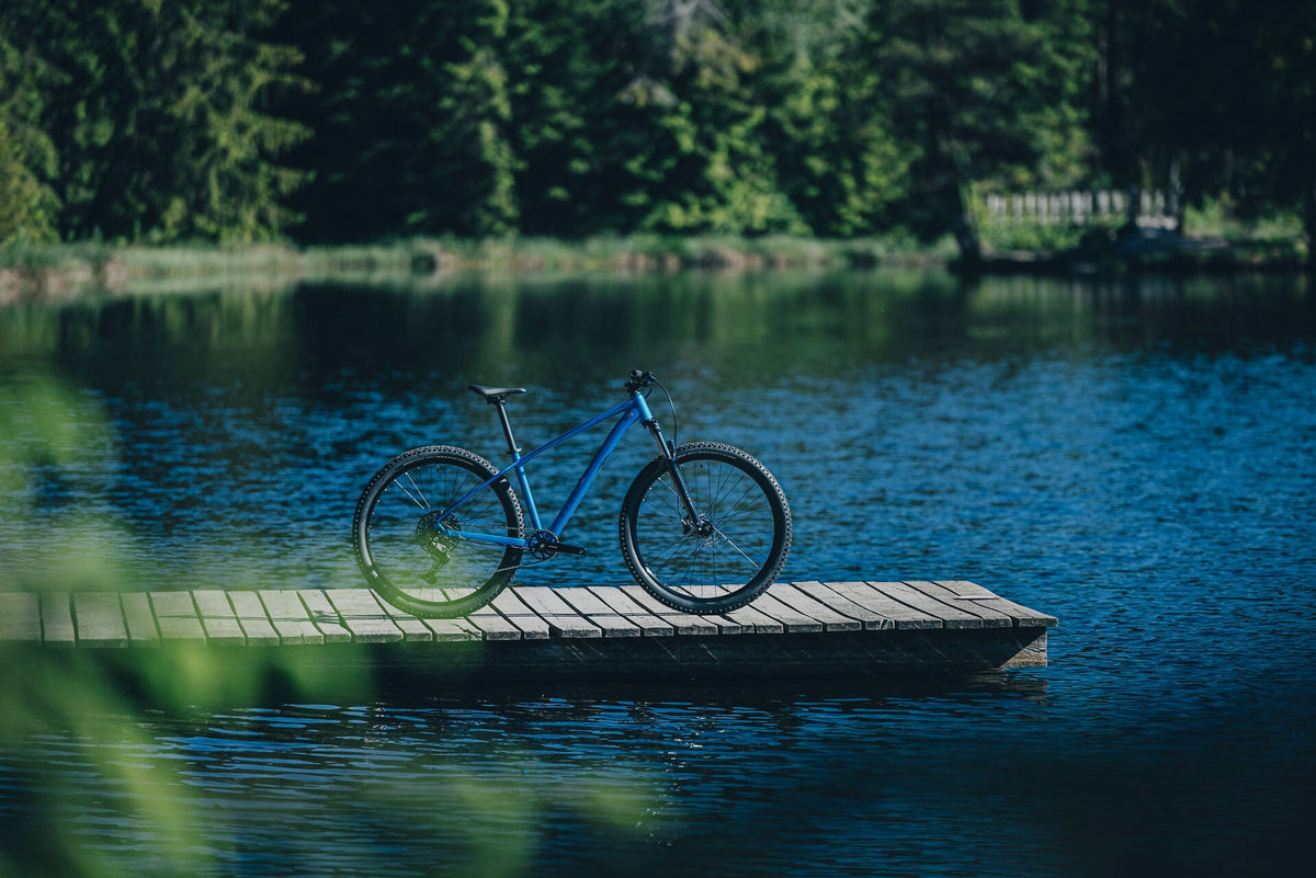 Cube Aim Pro topasblue´n´blue 2027 – Mountainbike Hardtail – Seitenansicht 1