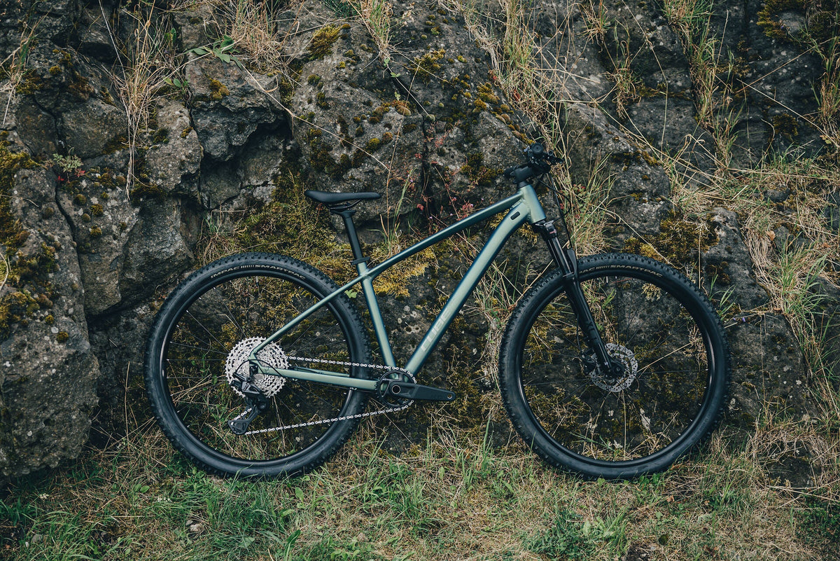 Cube Aim SLX shiftverde´n´chrome 2027 – Mountainbike Hardtail – Seitenansicht 1