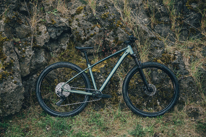 Cube Aim SLX shiftverde´n´chrome 2027 – Mountainbike Hardtail – Seitenansicht 1