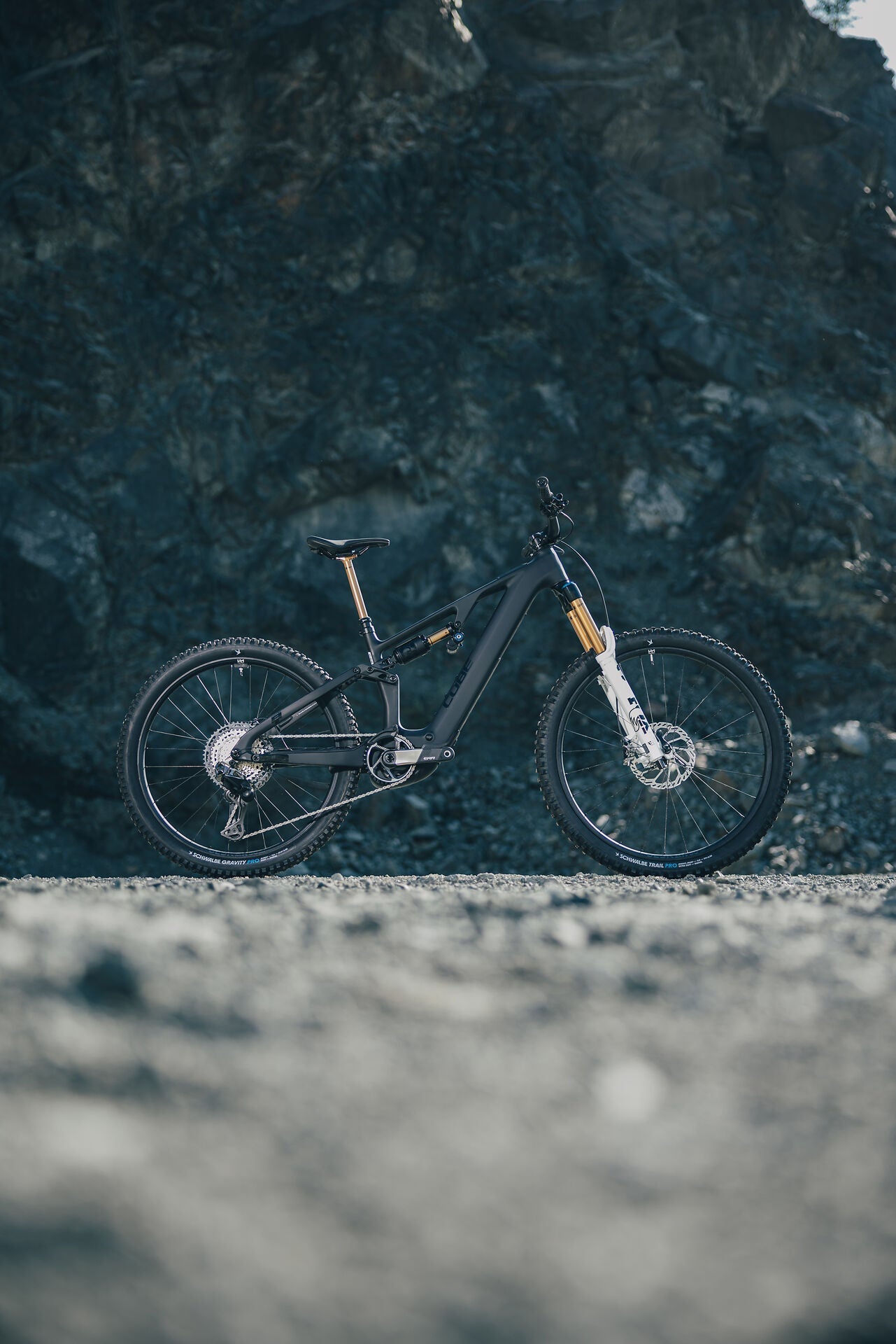 Cube AMS Hybrid 177 C:62 AT 600X carbon´n´white 2027 – E-Mountainbike Fully – Seitenansicht 1