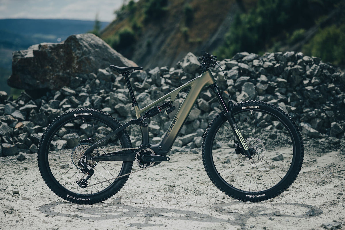 Cube AMS Hybrid 177 C:62 TM 600X reedgreen´n´gills 2027 – E-Mountainbike Fully – Seitenansicht 1