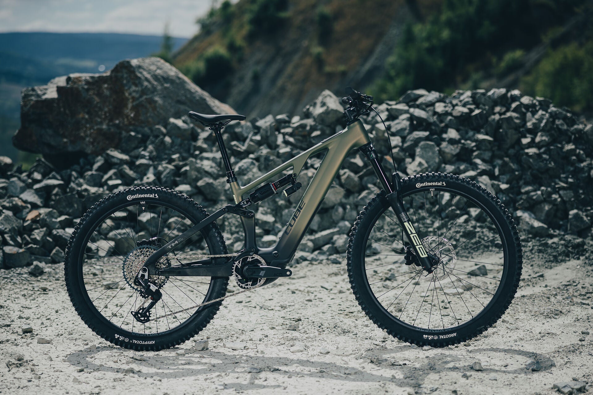 Cube AMS Hybrid 177 C:62 TM 600X reedgreen´n´gills 2027 – E-Mountainbike Fully – Seitenansicht 1