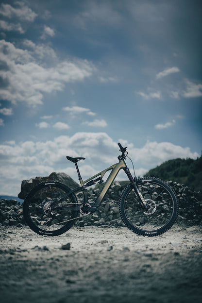 Cube AMS Hybrid 177 C:62 TM 600X reedgreen´n´gills 2027 – E-Mountainbike Fully – Seitenansicht 2