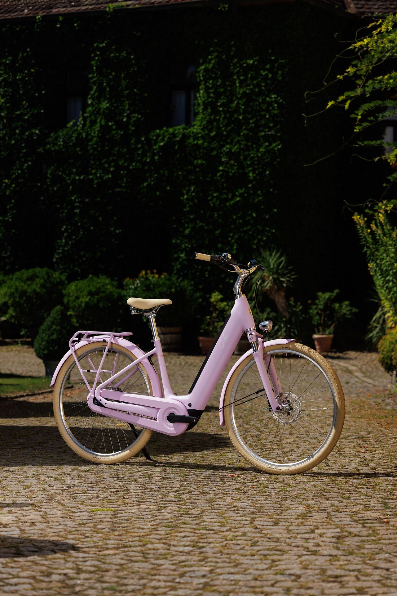 Cube Aruba Hybrid 600 cottoncandy´n´creme Easy Entry 2027 – E-Trekkingrad – Seitenansicht 4
