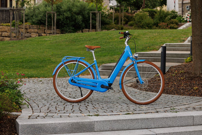 Cube Aruba Hybrid 600 deepsky´n´brown Easy Entry 2027 – E-Trekkingrad – Seitenansicht 1
