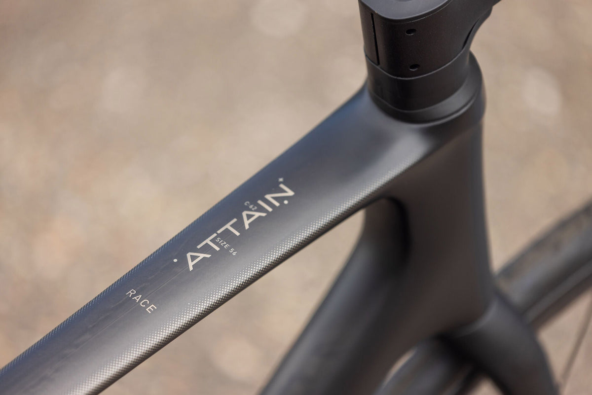 Cube Attain C:62 Race carbon´n´coalchrome 2027 – Rennrad – Detailansicht 1